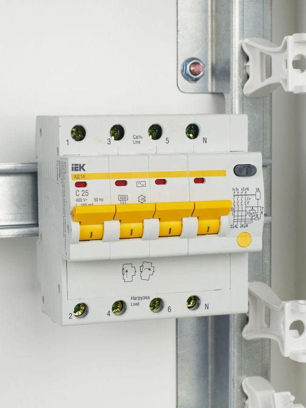 Выключатель автоматический дифференциального тока 4п C 25А 100мА тип AC 4.5кА АД-14 KARAT IEK MAD10-4-025-C-100